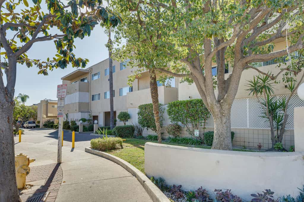 Los Angeles Townhome: Off-Street Parking & Balcony