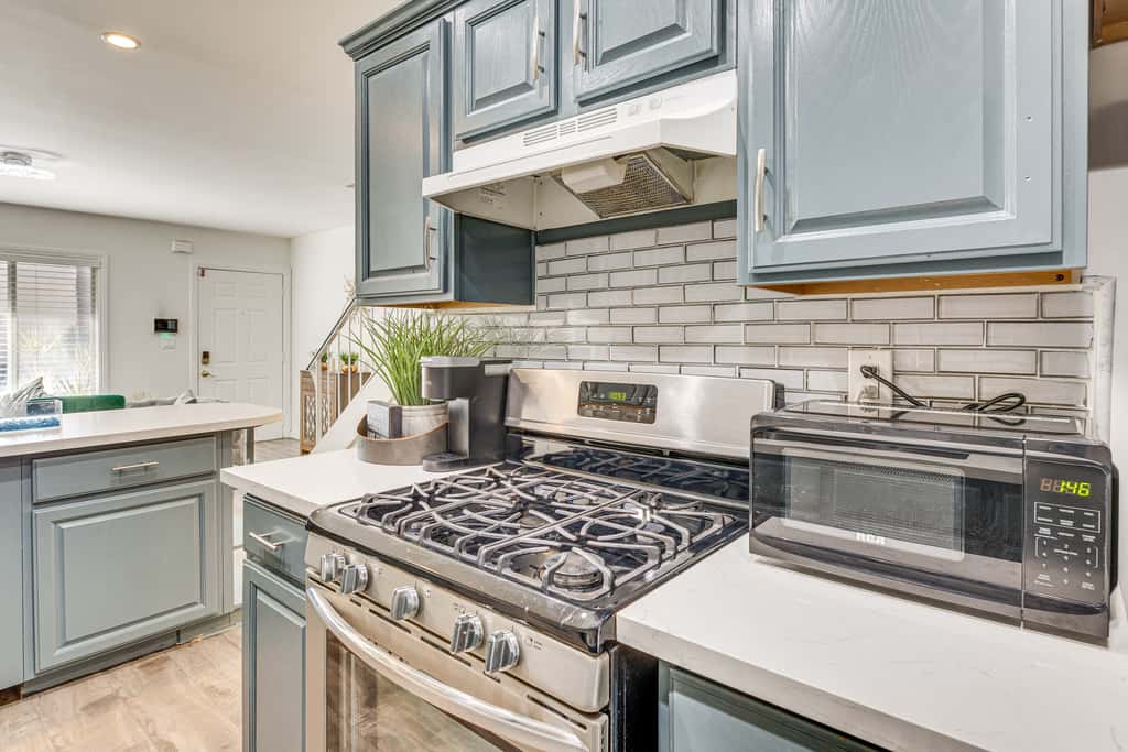 Los Angeles Townhome: Off-Street Parking & Balcony