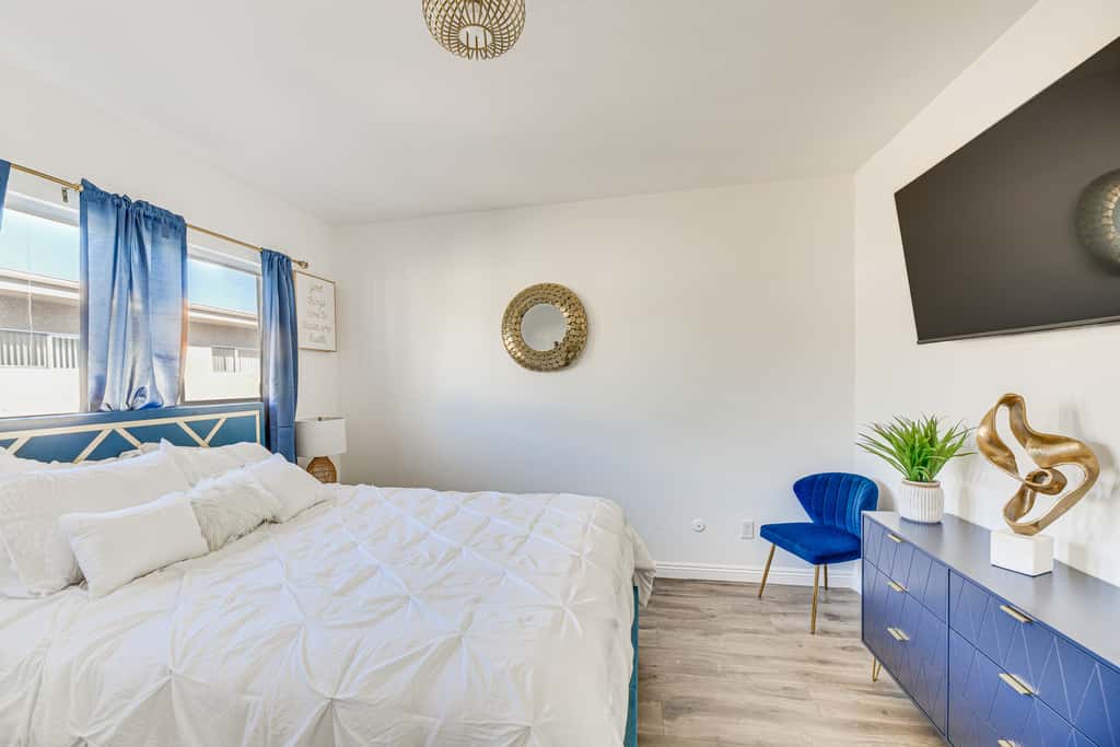 Los Angeles Townhome: Off-Street Parking & Balcony