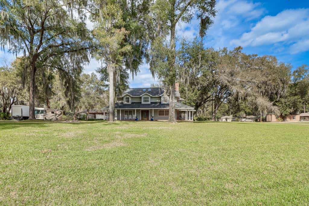 Private Pool & Lake Views: Family Home in Oxford