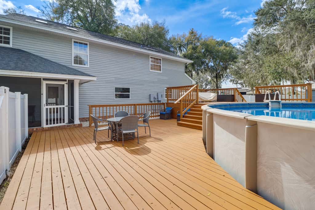 Private Pool & Lake Views: Family Home in Oxford