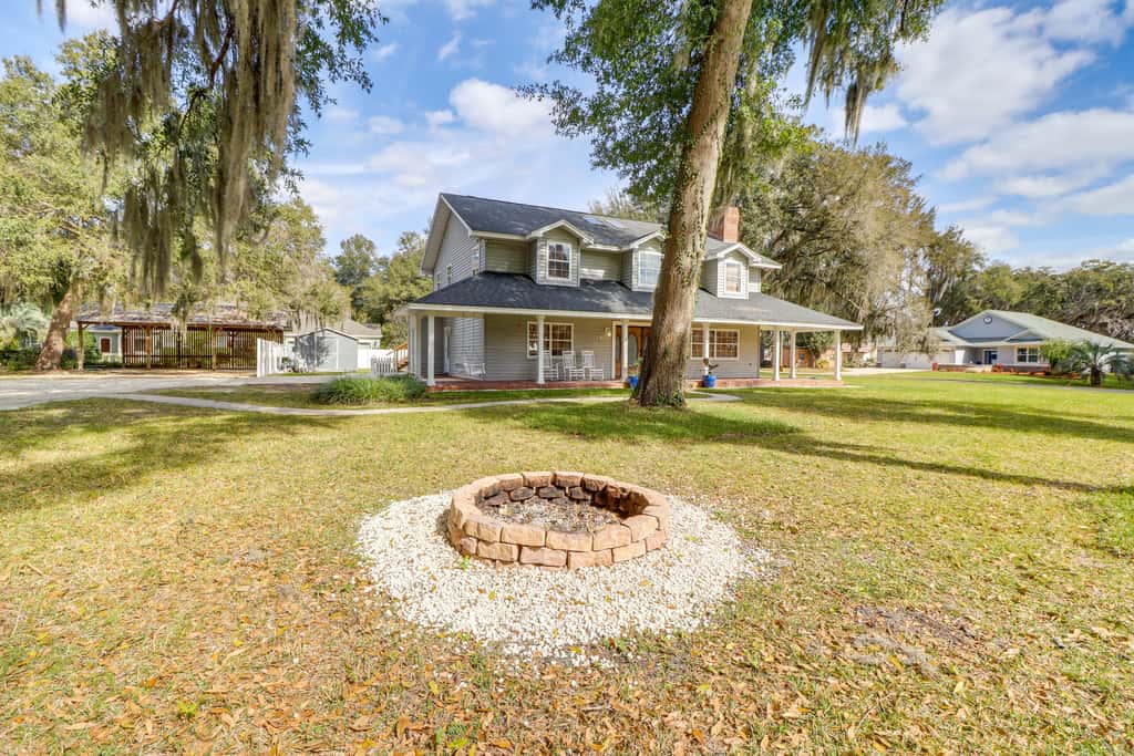 Private Pool & Lake Views: Family Home in Oxford
