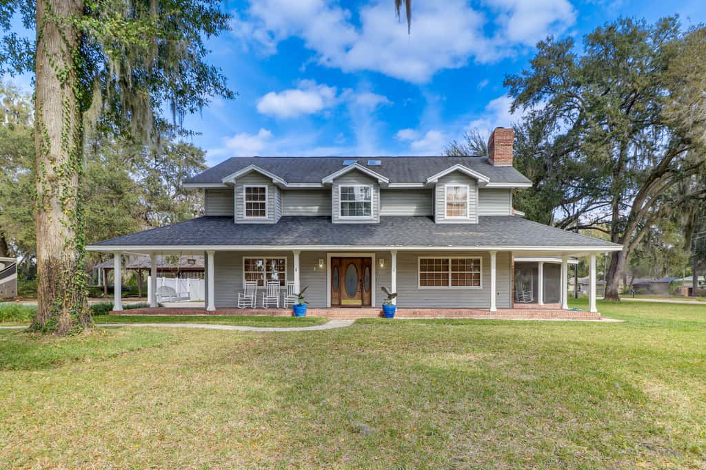 Private Pool & Lake Views: Family Home in Oxford