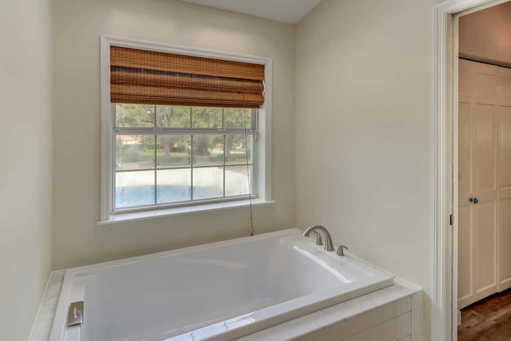 Private Pool & Lake Views: Family Home in Oxford