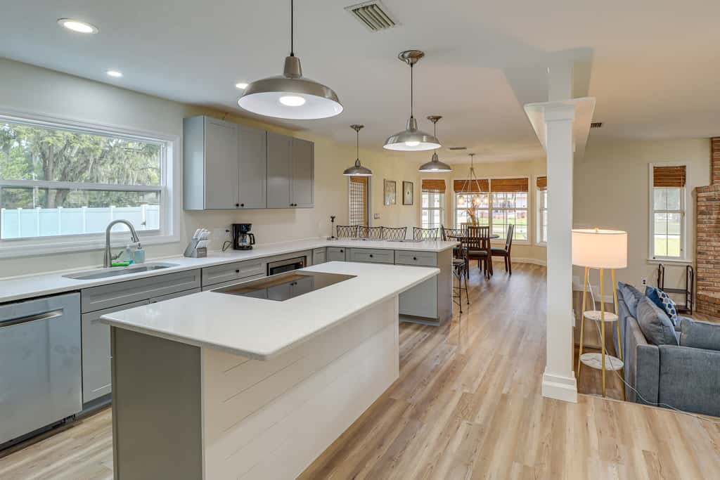 Private Pool & Lake Views: Family Home in Oxford
