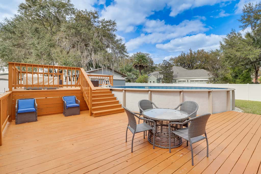 Private Pool & Lake Views: Family Home in Oxford