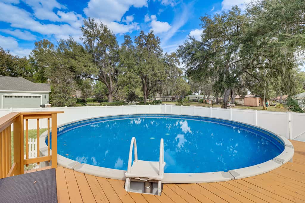 Private Pool & Lake Views: Family Home in Oxford