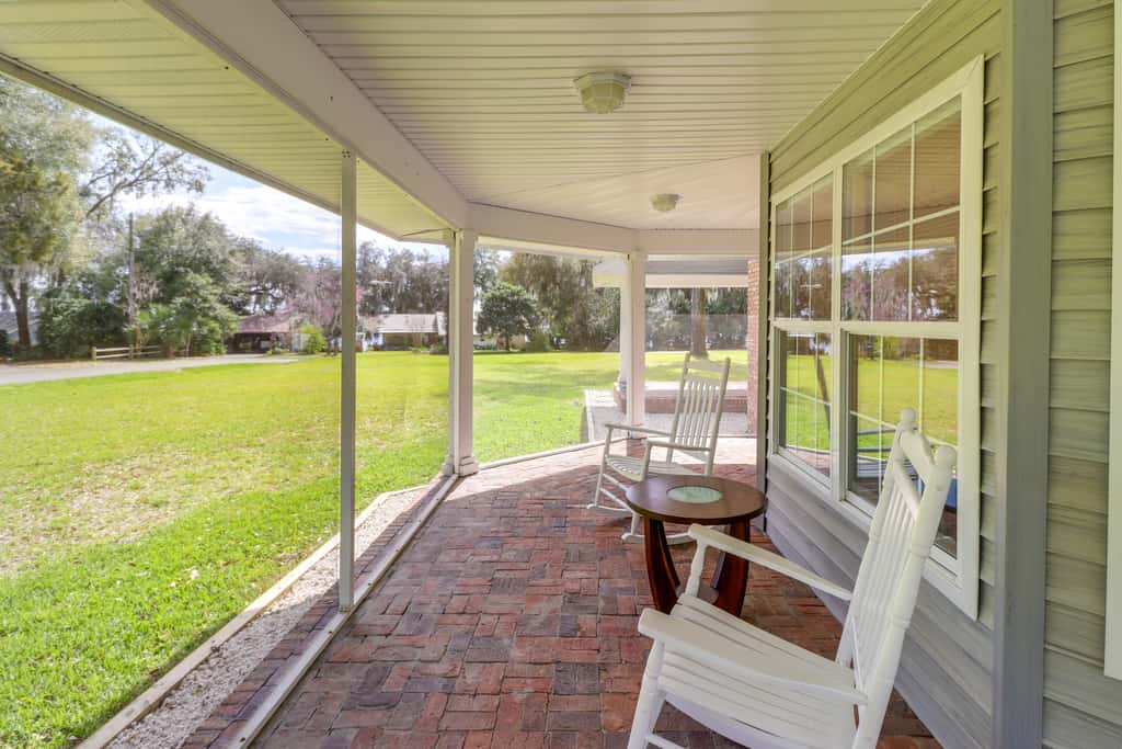 Private Pool & Lake Views: Family Home in Oxford