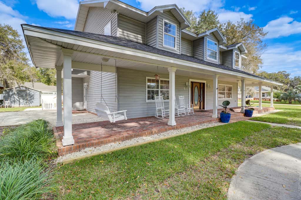 Private Pool & Lake Views: Family Home in Oxford