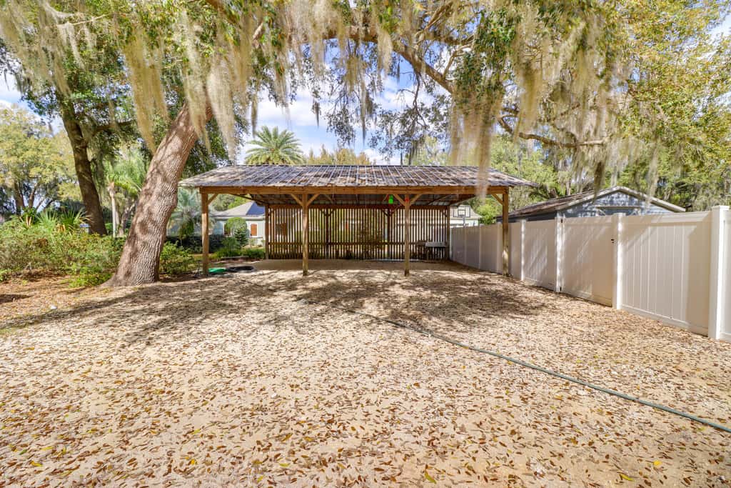 Private Pool & Lake Views: Family Home in Oxford