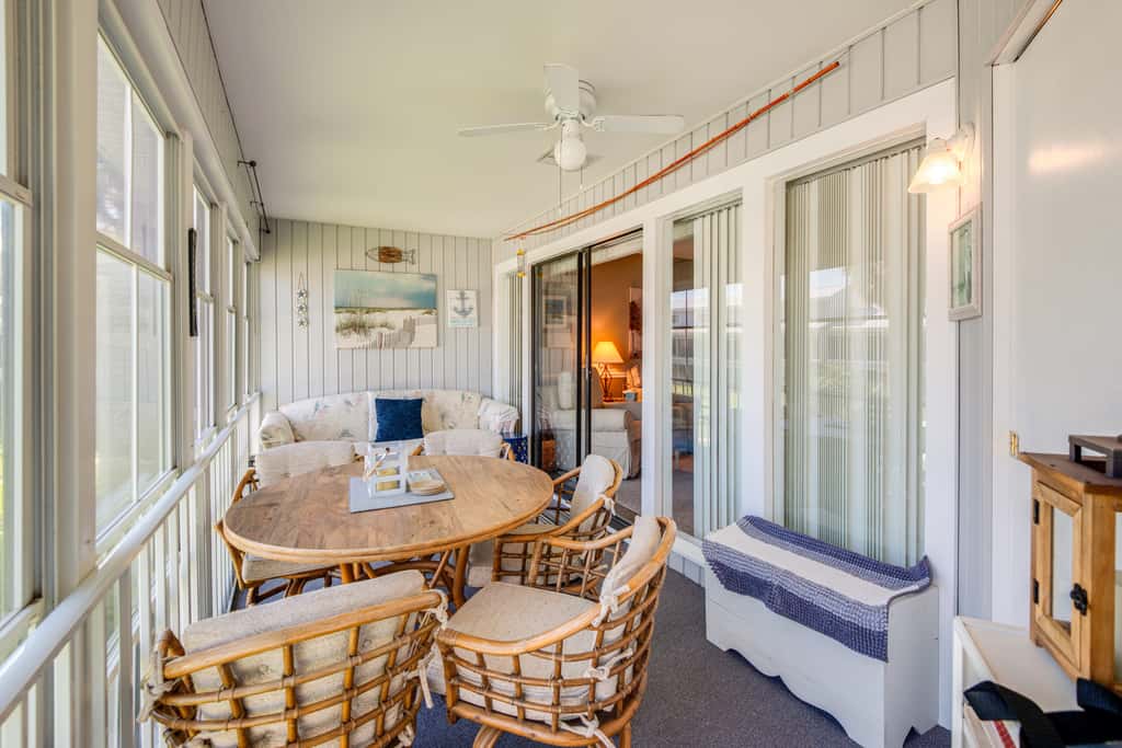 Pool Access & Lanai: Riverfront Welaka Condo!
