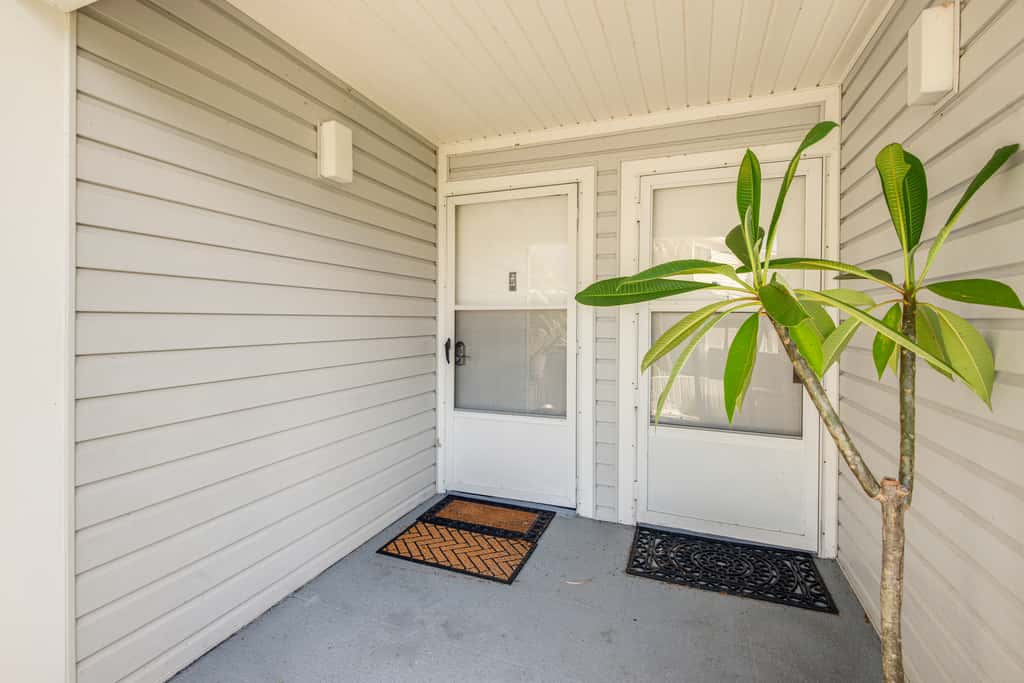Pool Access & Lanai: Riverfront Welaka Condo!