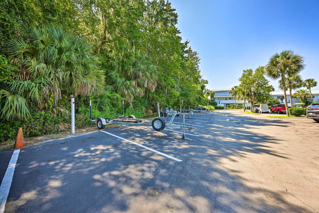 Pool Access & Lanai: Riverfront Welaka Condo!