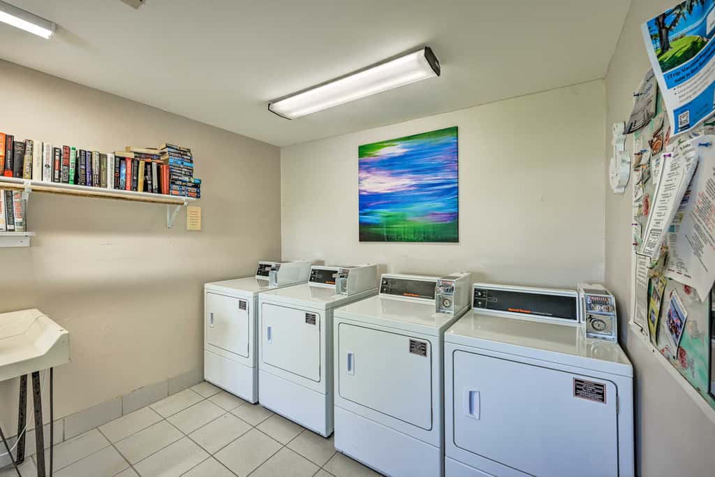 Pool Access & Lanai: Riverfront Welaka Condo!