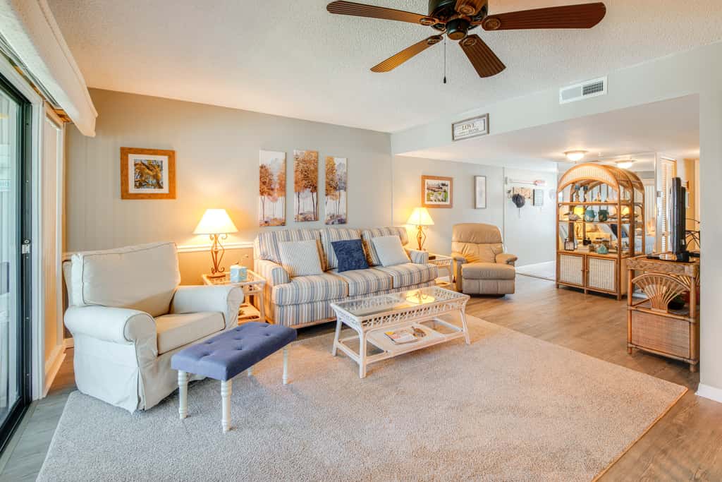 Pool Access & Lanai: Riverfront Welaka Condo!