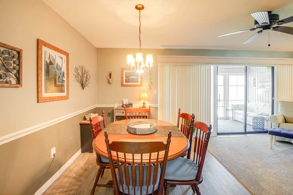 Pool Access & Lanai: Riverfront Welaka Condo!