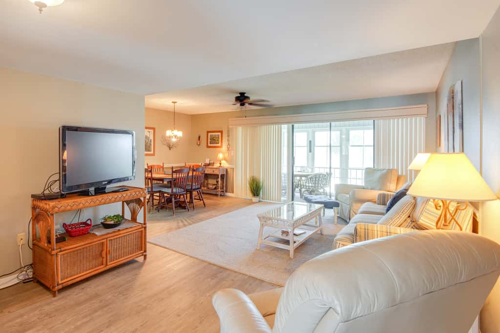 Pool Access & Lanai: Riverfront Welaka Condo!