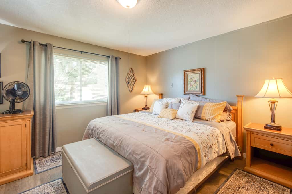 Pool Access & Lanai: Riverfront Welaka Condo!