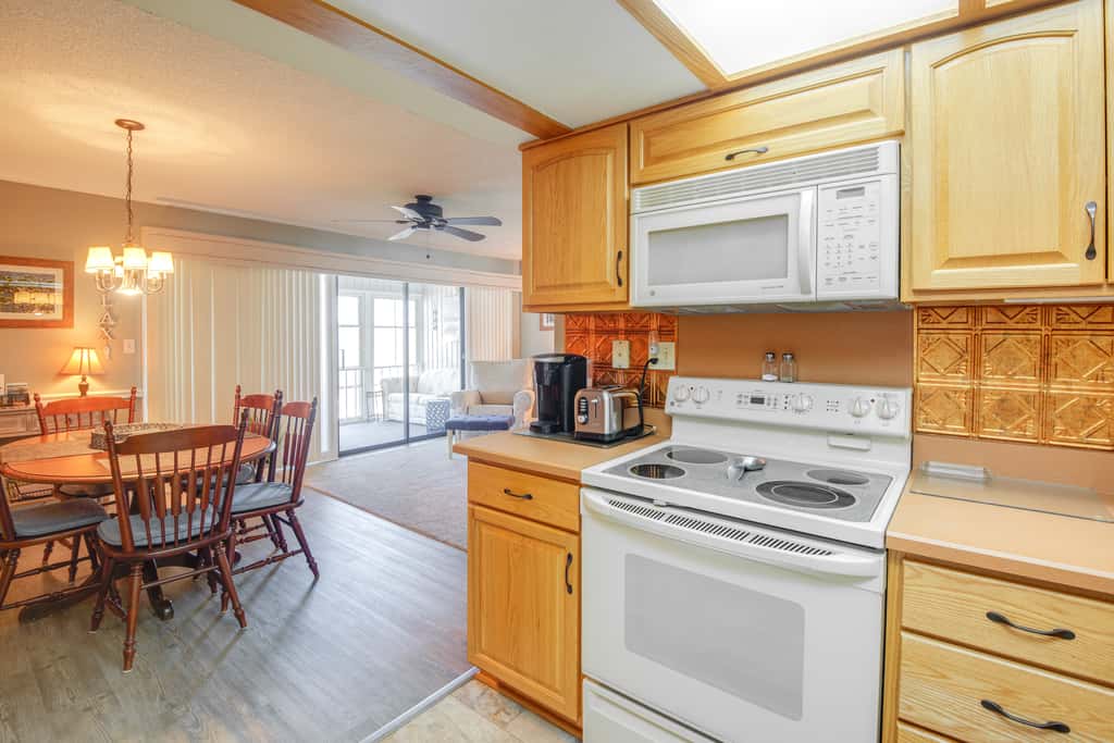 Pool Access & Lanai: Riverfront Welaka Condo!
