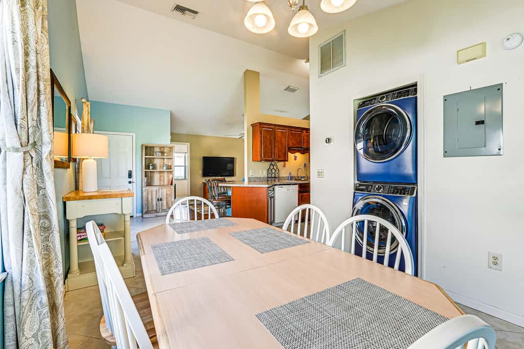 Sunny Canal-View Villa w/ Lanai in Sebring!