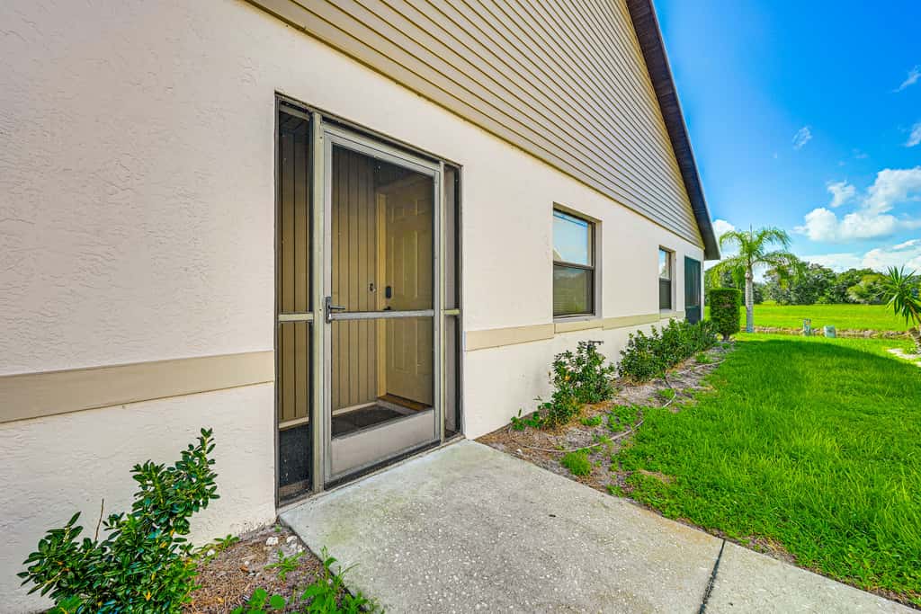 Sunny Canal-View Villa w/ Lanai in Sebring!