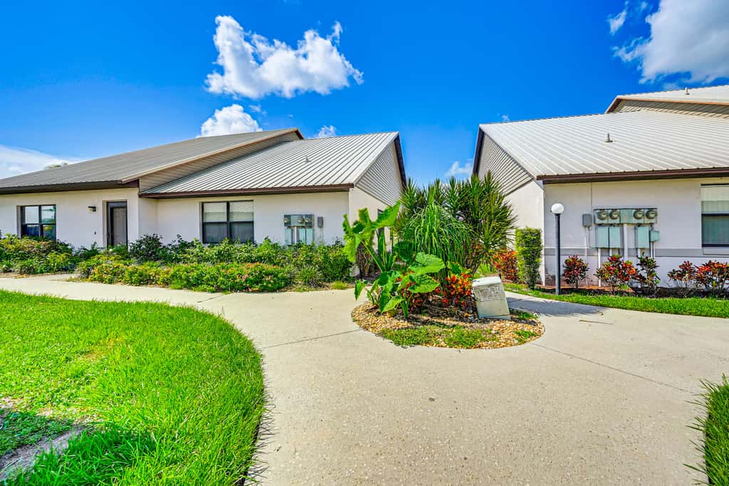 Sunny Canal-View Villa w/ Lanai in Sebring!