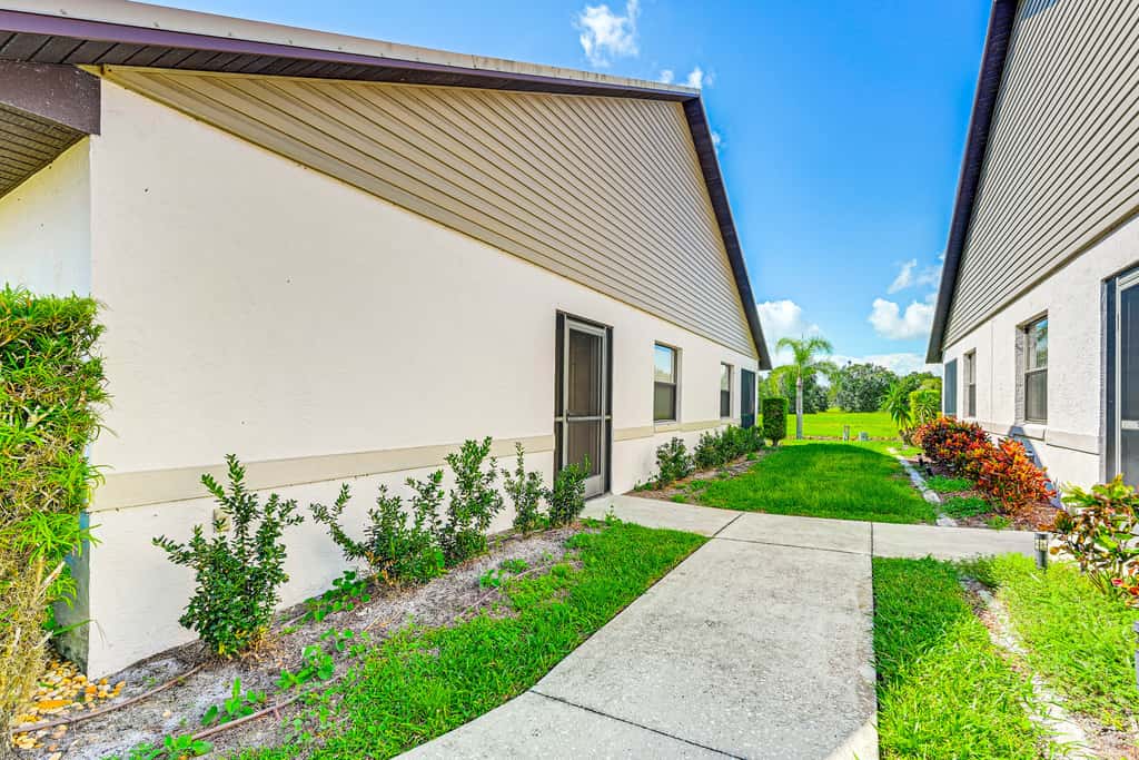 Sunny Canal-View Villa w/ Lanai in Sebring!