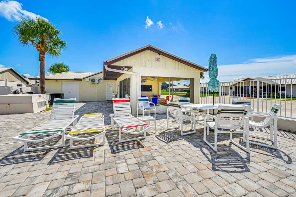 Sunny Canal-View Villa w/ Lanai in Sebring!