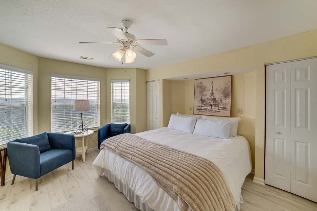 Table Rock Lake Condo w/ Sunrise Views & Pool
