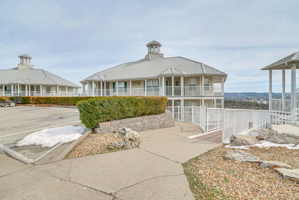 Table Rock Lake Condo w/ Sunrise Views & Pool