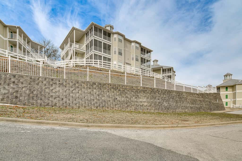 Table Rock Lake Condo w/ Sunrise Views & Pool
