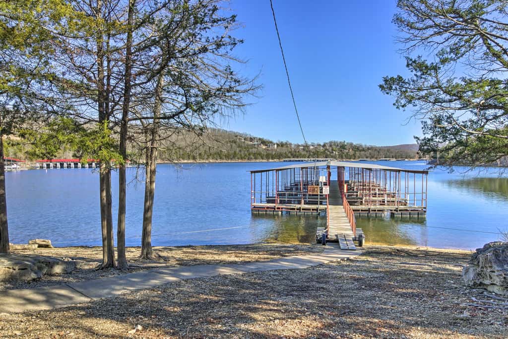 Table Rock Lake Condo w/ Sunrise Views & Pool
