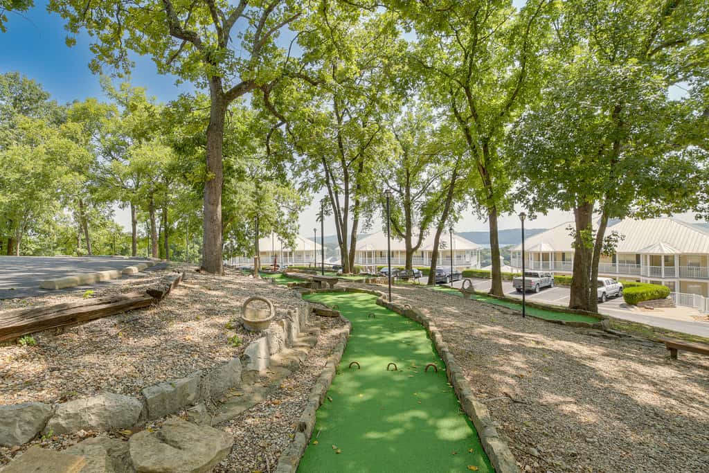 Table Rock Lake Condo w/ Sunrise Views & Pool
