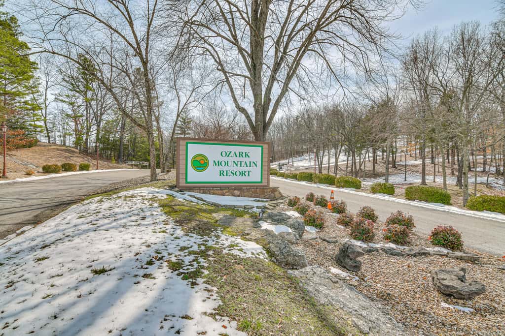 Table Rock Lake Condo w/ Sunrise Views & Pool