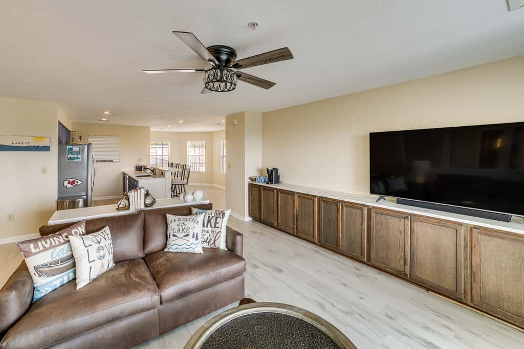Table Rock Lake Condo w/ Sunrise Views & Pool
