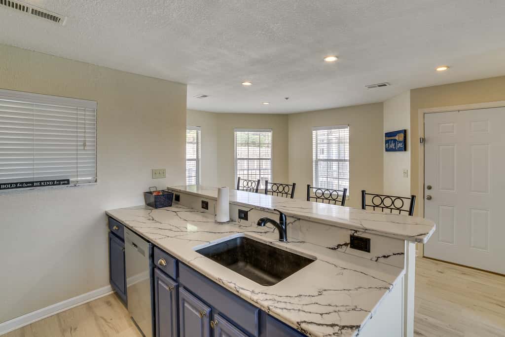 Table Rock Lake Condo w/ Sunrise Views & Pool