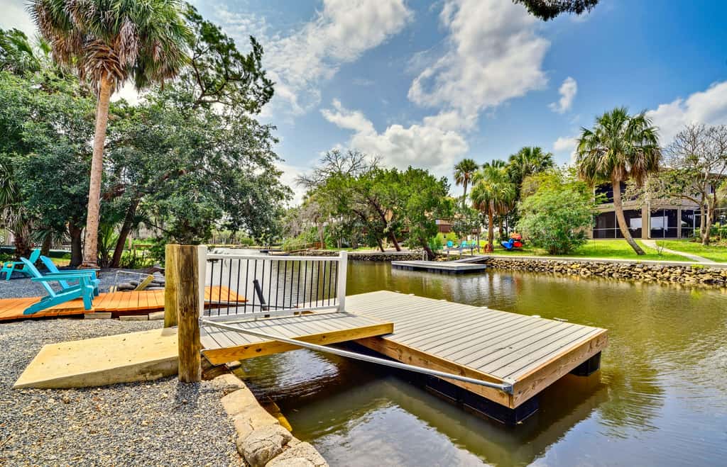 Outdoor Oasis: Canal-Front Home in Crystal River