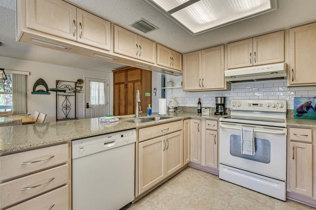 Outdoor Oasis: Canal-Front Home in Crystal River