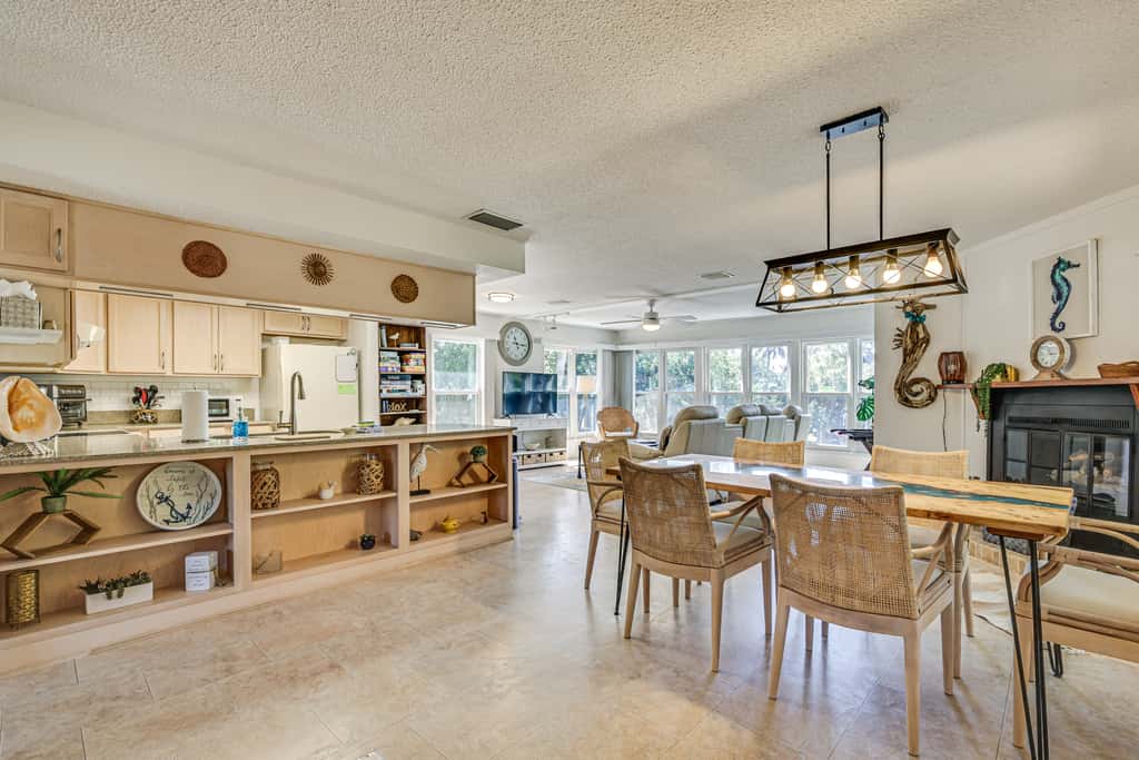 Outdoor Oasis: Canal-Front Home in Crystal River