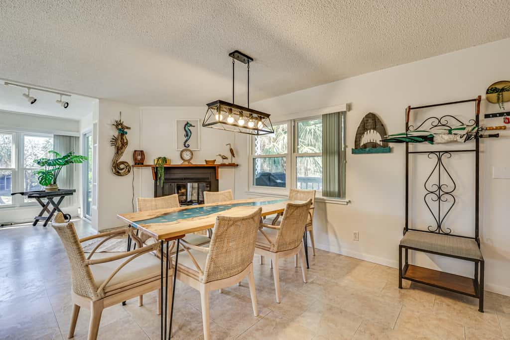 Outdoor Oasis: Canal-Front Home in Crystal River