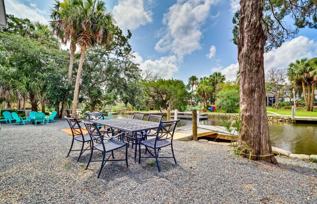 Outdoor Oasis: Canal-Front Home in Crystal River