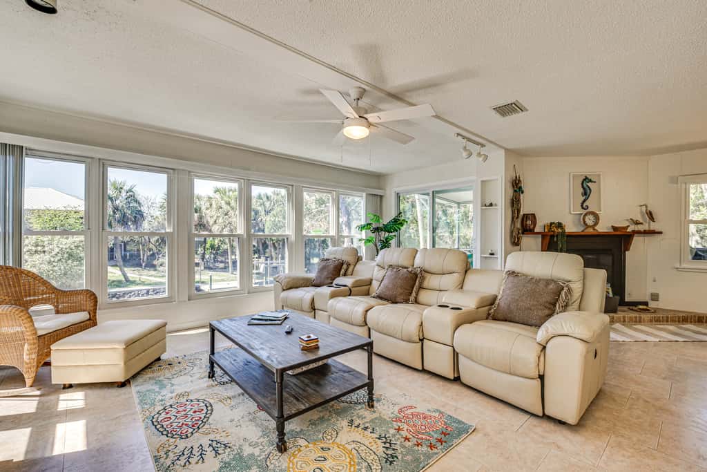 Outdoor Oasis: Canal-Front Home in Crystal River