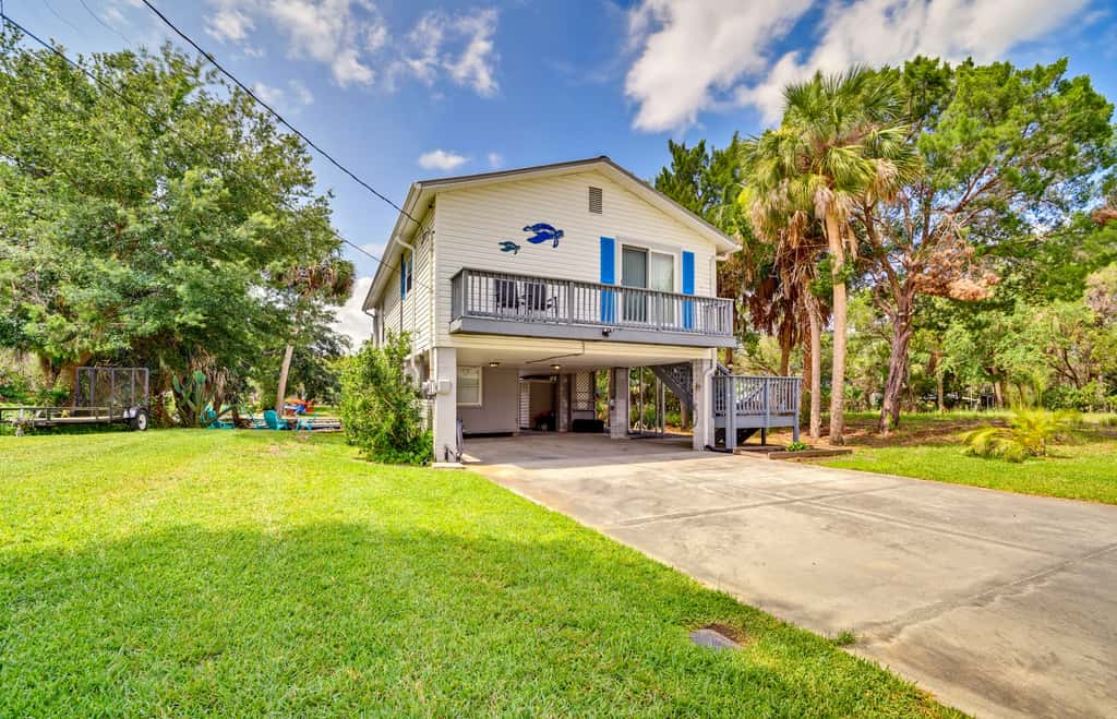 Outdoor Oasis: Canal-Front Home in Crystal River