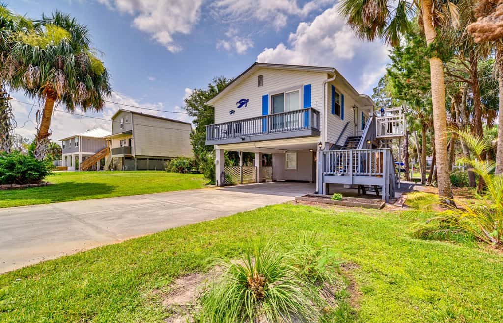 Outdoor Oasis: Canal-Front Home in Crystal River