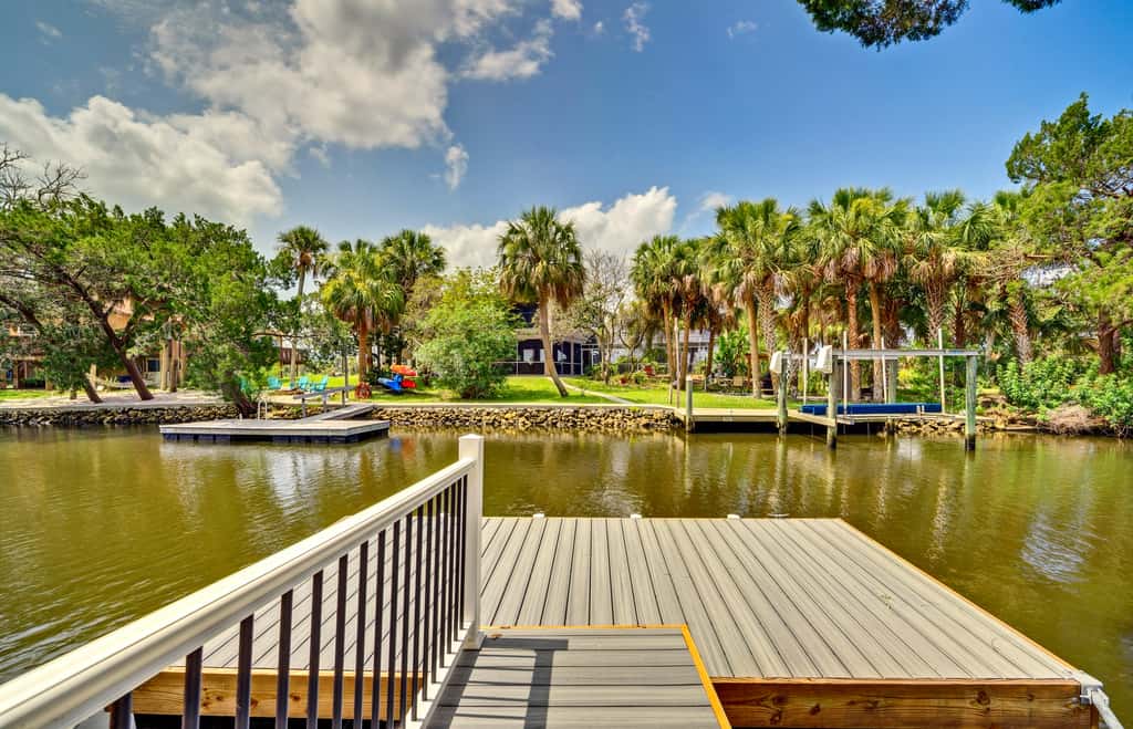 Outdoor Oasis: Canal-Front Home in Crystal River