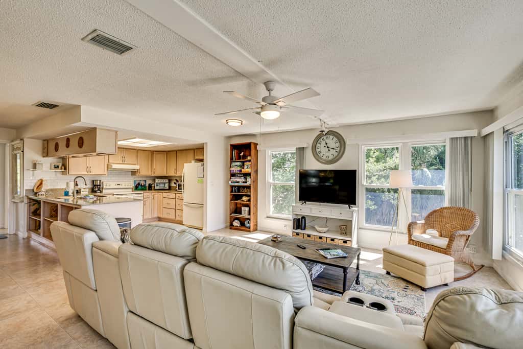 Outdoor Oasis: Canal-Front Home in Crystal River