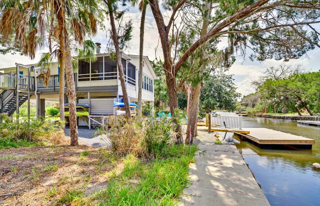Outdoor Oasis: Canal-Front Home in Crystal River