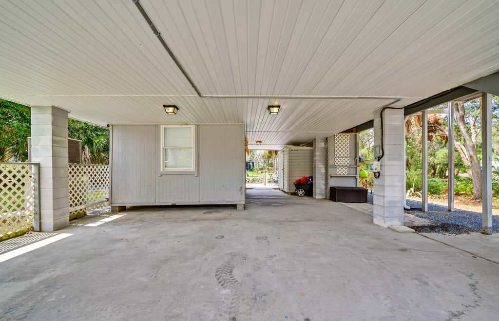 Outdoor Oasis: Canal-Front Home in Crystal River
