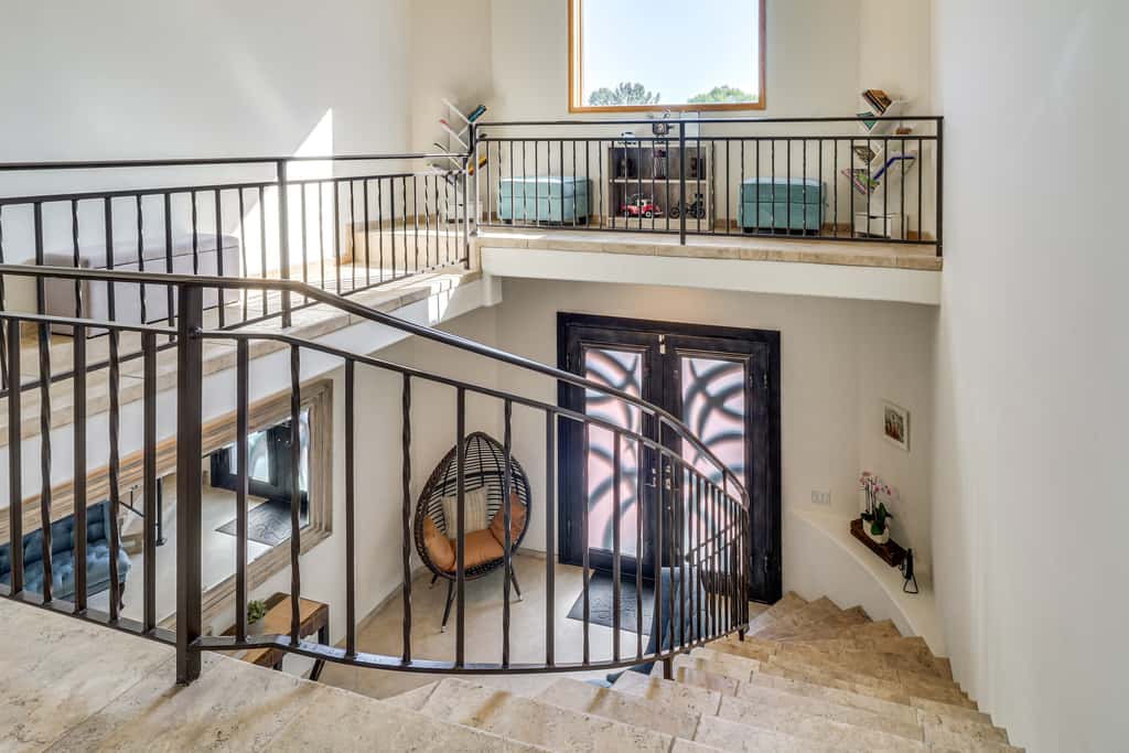 Winter Sun & Mountain Views: Luxe LA Escape!