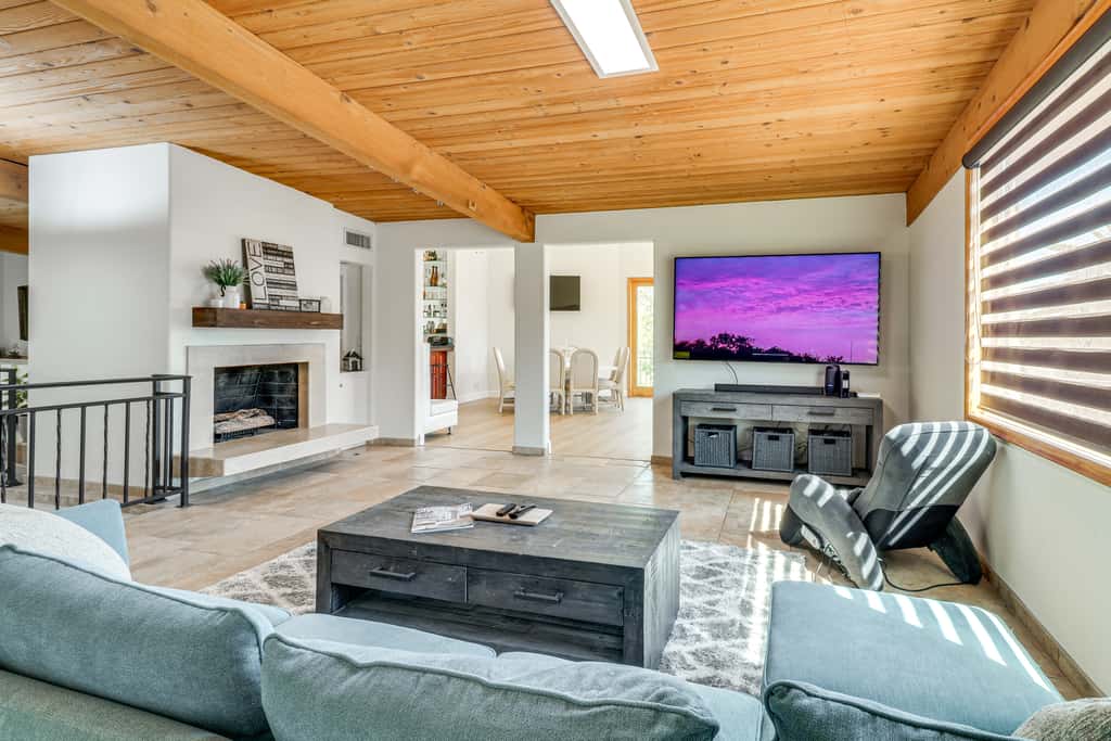 Winter Sun & Mountain Views: Luxe LA Escape!